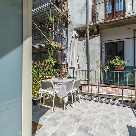 Guesthost - Cosy Terrace Flat X3 Porta Nuova *