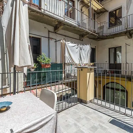 Guesthost - Cosy Terrace Flat X3 Porta Nuova Apartman